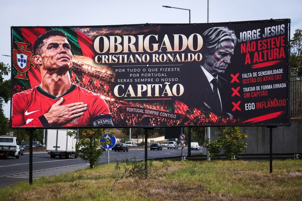 Portugal apoya a Cristiano Ronaldo: aparece pancarta en respaldo a 'CR7' por conflicto con el técnico Jorge Jesús - Foto 1