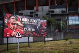 La pancarta fue desplegada en el Estadio da Luz, ubicado en la ciudad de Lisboa.