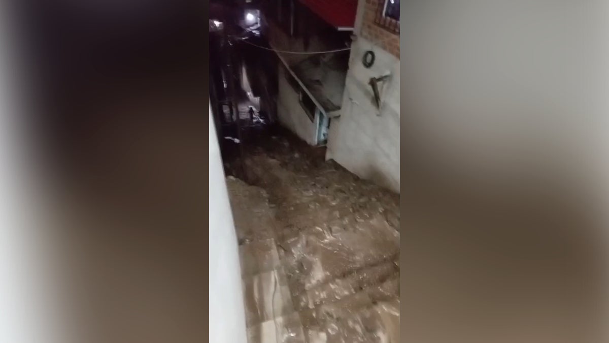 La llovizna activó una quebrada, arrastrando lodo y piedras en el asentamiento humano Tres Compuertas. 