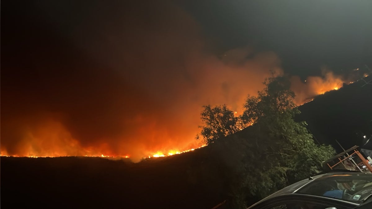 Las llamas del incendio forestal se acercan a la ciudad de Yanahuara