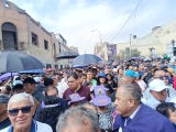 La procesión del Señor de los Milagros arrancó por la avenida Tacna, tras lo cual recorrerá la avenida Emancipación, el jirón Chancay y el jirón Conde de Superunda, para luego retornar por la avenida Tacna hasta el Santuario de las Nazarenas.