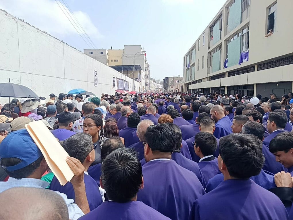 Desafiando el intenso calor, miles de fieles acompañan al Señor de los Milagros en su primera procesión del 2026 [FOTOS] - Foto 1