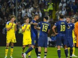 Dzeko se retiró ovacionado por los aficionados bosnios y suecos, así como por los futbolistas en el campo de juego.