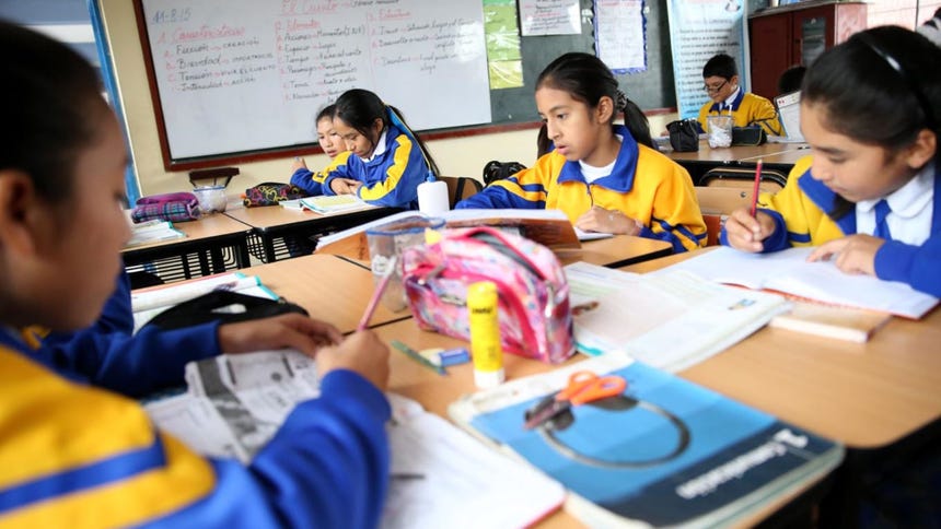 Gobierno oficializa el reglamento que restringe el uso de celulares en colegios: ¿en qué consiste la norma?