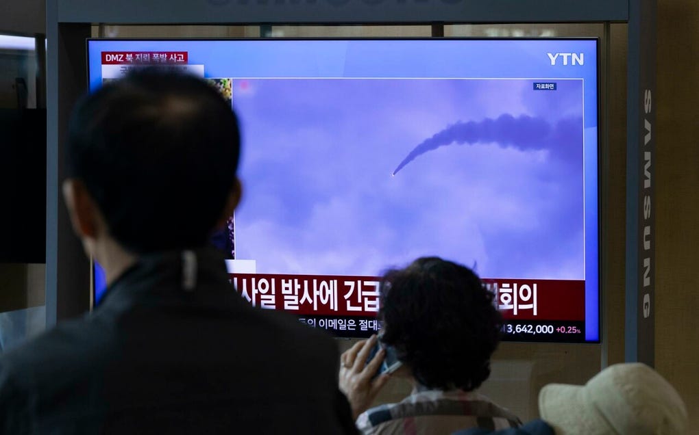 Corea del Norte lanzó este sábado al menos un misil balístico hacia el mar de Japón, conocido como mar del Este en las dos Coreas, según informó el Ejército surcoreano.