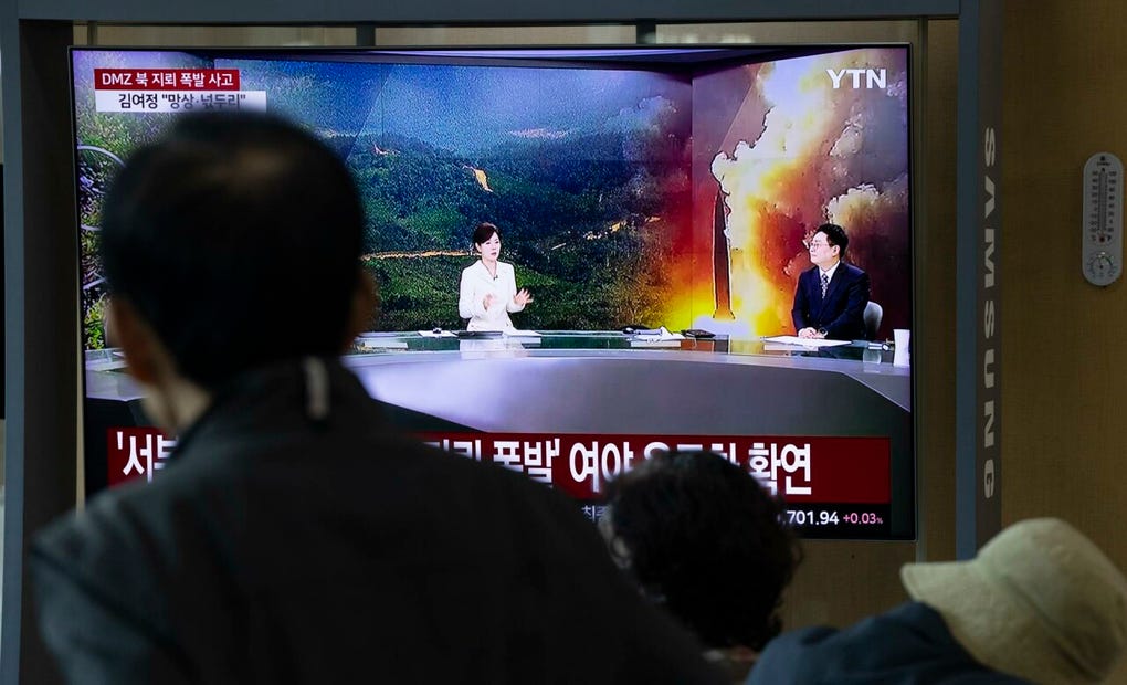 Este último lanzamiento ocurre dos semanas después de que Pyongyang disparara dos misiles balísticos de corto alcance desde la zona de Wonsan hacia el mar de Japón con unas pocas horas de diferencia el 20 de septiembre, en aparente protesta por una resolución del Organismo Internacional de la Energía Atómica (OIEA) instando a la desnuclearización de la península coreana.
