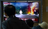 Este último lanzamiento ocurre dos semanas después de que Pyongyang disparara dos misiles balísticos de corto alcance desde la zona de Wonsan hacia el mar de Japón con unas pocas horas de diferencia el 20 de septiembre, en aparente protesta por una resolución del Organismo Internacional de la Energía Atómica (OIEA) instando a la desnuclearización de la península coreana.