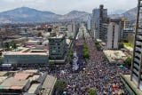 Imagen aérea que muestra el mar humano que acompañó al Señor de los Milagros en su primera procesión del año.