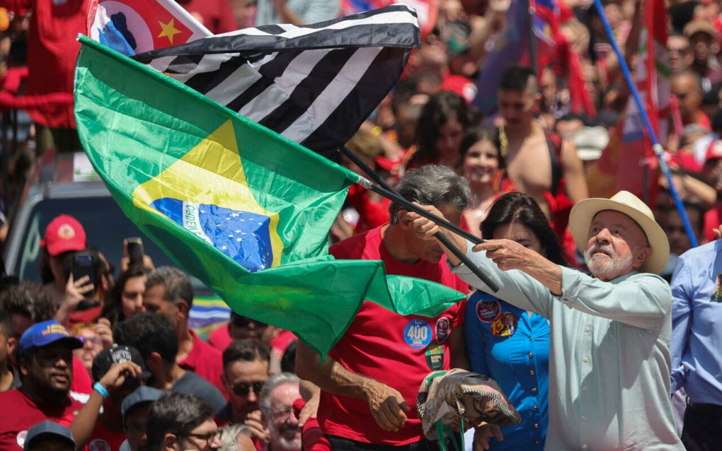 Lula da Silva y Flávio Bolsonaro se enfrentan en las urnas este domingo: así vive Brasil la víspera de los comicios [FOTOS] - Foto 1