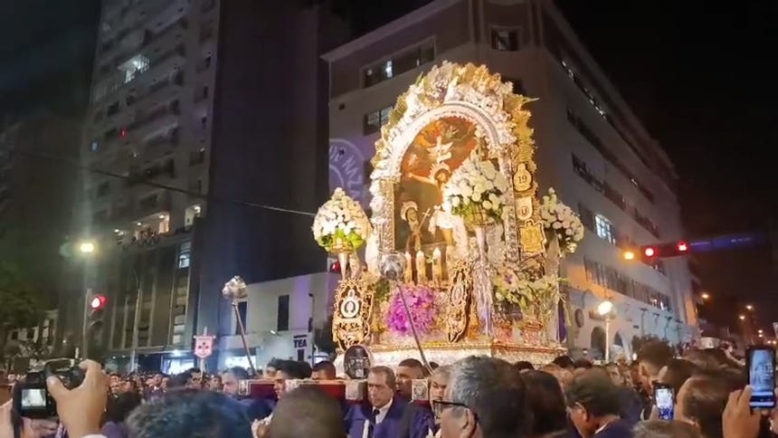 Señor de los Milagros culminó su primer recorrido y retornó a la iglesia Las Nazarenas
