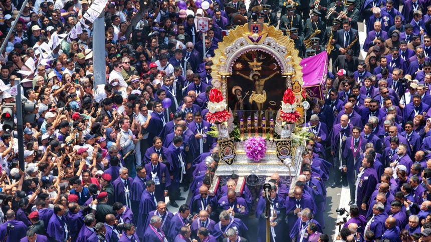 Desafiando el intenso calor, miles de fieles acompañan al Señor de los Milagros en su primera procesión del 2026 [FOTOS]