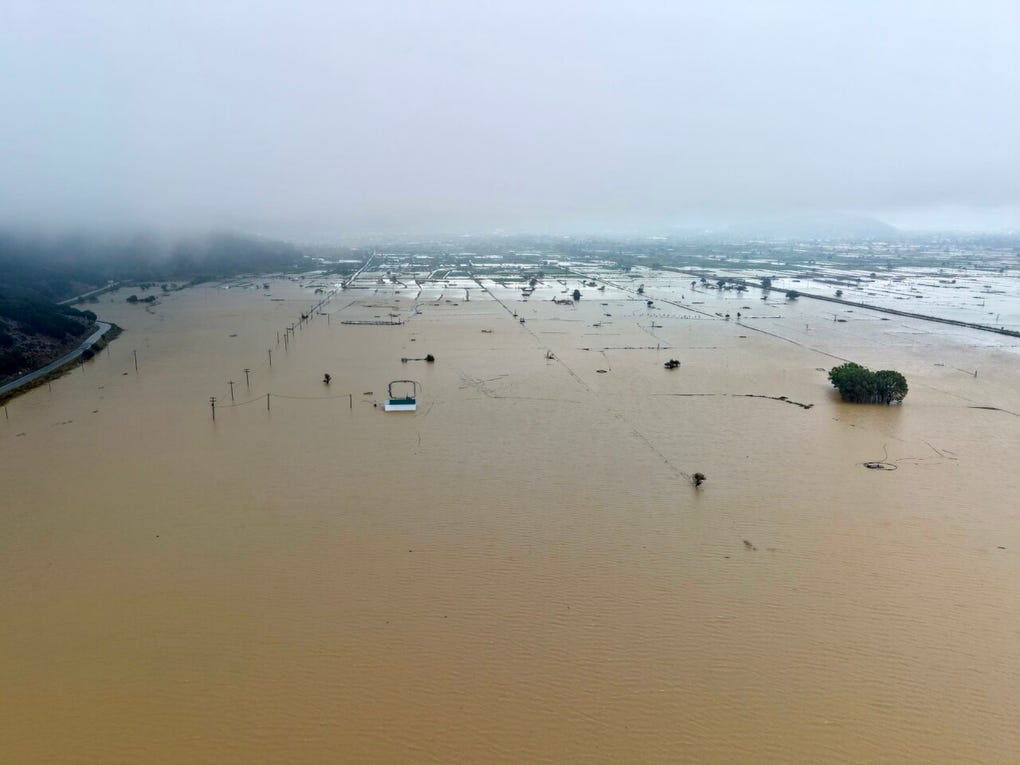 Muchos de los residentes y productores seguían este domingo sin poder acceder a sus propiedades para evaluar la magnitud de los destrozos y están a la espera de que el agua remita.