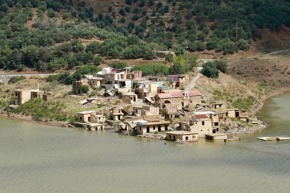 El temporal arrasó la isla en plena temporada turística, con un gran número de visitantes, algunos de los cuales tuvieron que ser evacuados.