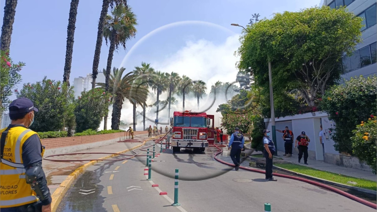 Miraflores: cierran tramo de la Costa Verde por incendio en el malecón de la Reserva