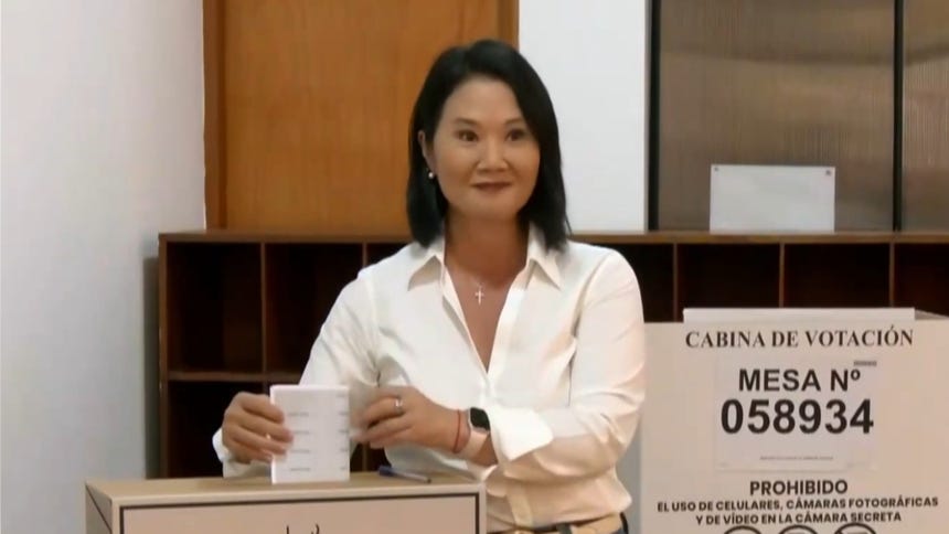 Keiko Fujimori ejerció su voto e hizo un llamado a los peruanos: "Es muy importante que acudan a las urnas"