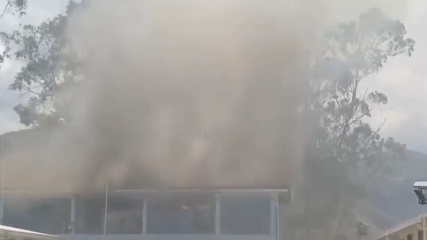 Controlan incendio tras detonación de explosivos en local de votación que afectó a 300 electores en Celendín
