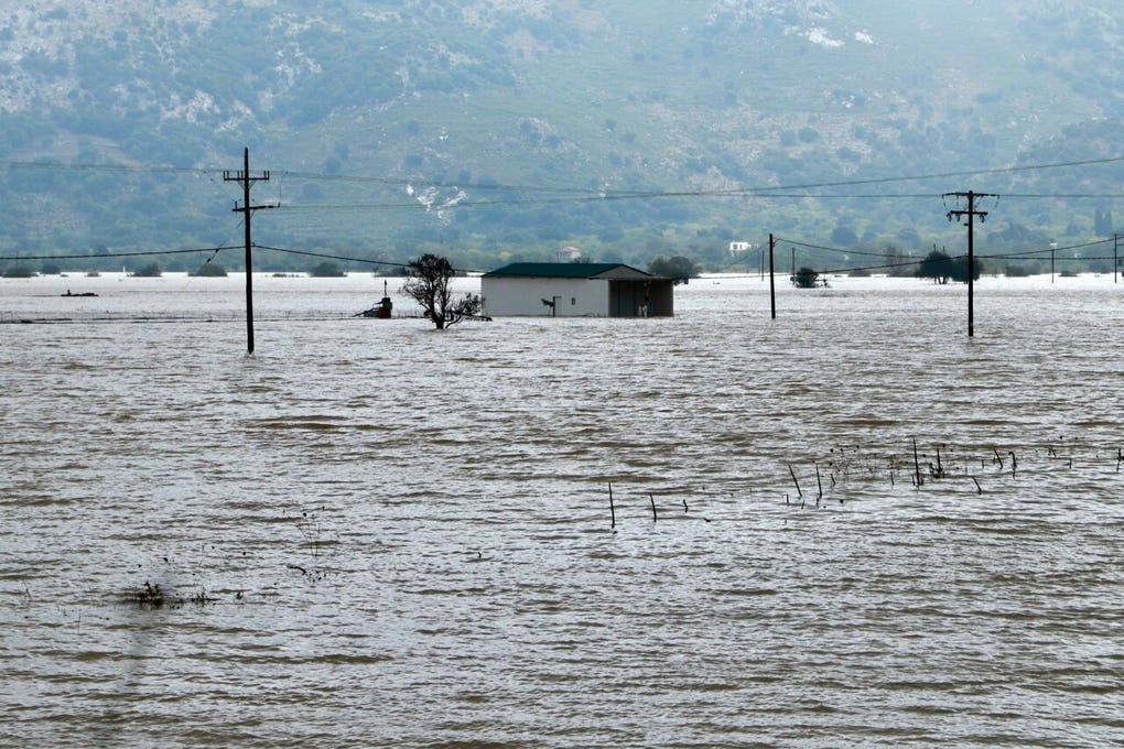 Un fuerte temporal que desde el pasado miércoles azota la isla griega de Creta, con intensas lluvias, tormentas eléctricas, fuertes vientos, deslizamientos de tierra e inundaciones, ha causado al menos un muerto y enormes daños en viviendas, infraestructuras, cultivos y ganado.