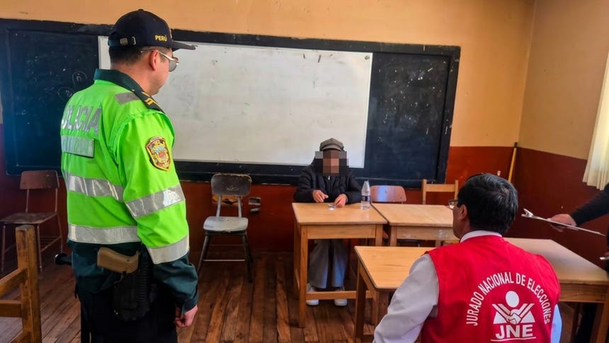 Puno: adulta mayor rompe su cédula después de votar y es intervenida