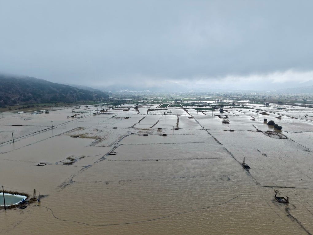 Según el servicio meteorológico griego, en las últimas 24 horas se registraron unos 22 000 rayos en la isla y en el sur del mar Egeo, donde el tiempo ha comenzado a estabilizarse este domingo, con precipitaciones menos intensas.