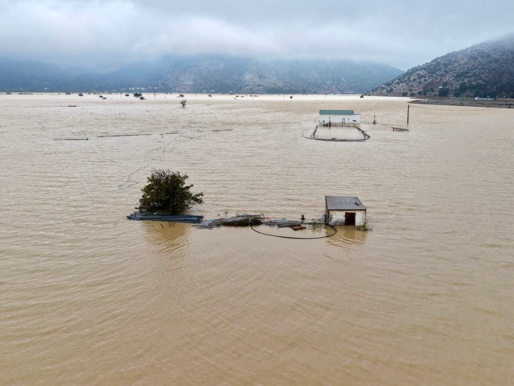 Las enormes cantidades de agua caída -en algunas zonas se llegaron a registrar hasta 500 litros por metro cuadrado, nivel equivalente al de todo un año- no pudieron ser absorbidas por el suelo, lo que provocó fuertes inundaciones y una destrucción generalizada.