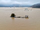 Las enormes cantidades de agua caída -en algunas zonas se llegaron a registrar hasta 500 litros por metro cuadrado, nivel equivalente al de todo un año- no pudieron ser absorbidas por el suelo, lo que provocó fuertes inundaciones y una destrucción generalizada.
