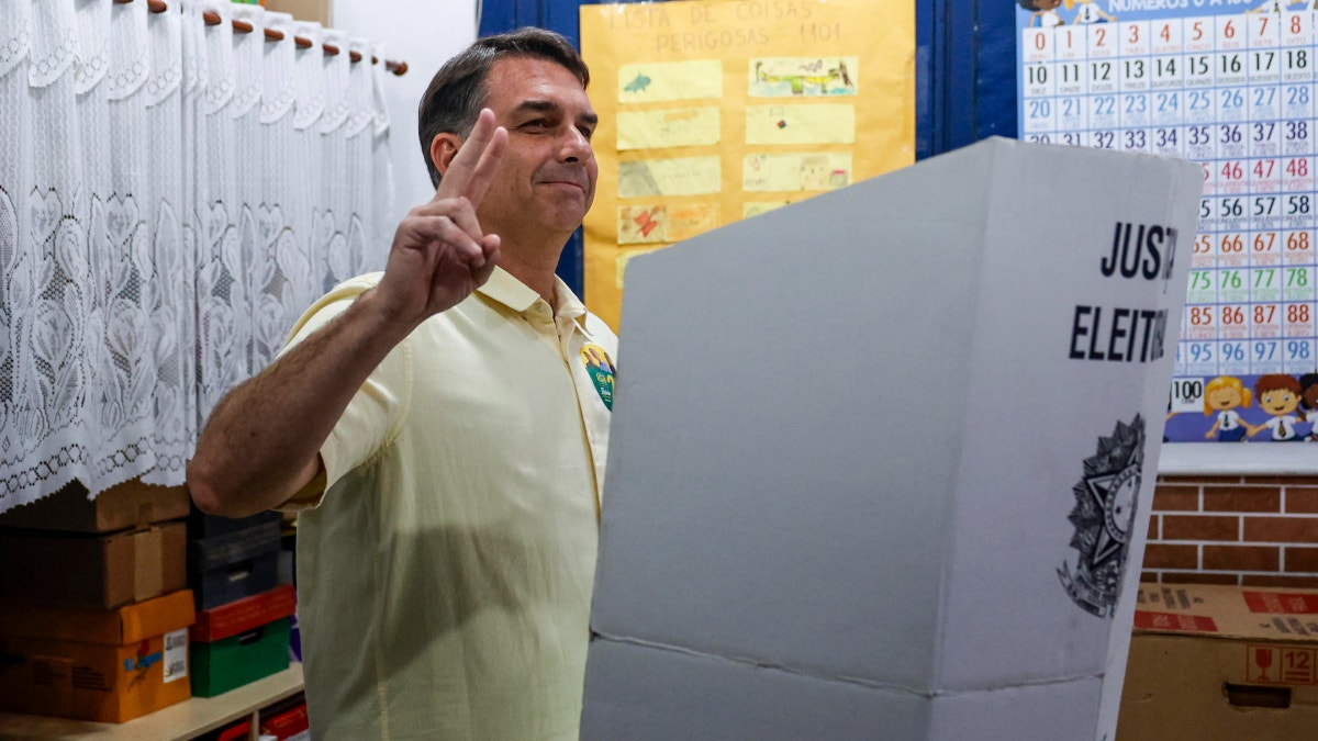 Flávio Bolsonaro vota en las presidenciales y dice que "Brasil necesita cambio"