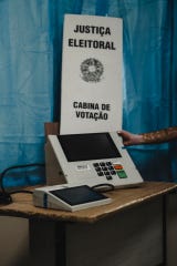 Los electores podrán votar en medio millón de urnas electrónicas que estarán distribuidas en 92 000 lugares de votación de los 5 570 municipios de todo el territorio nacional.