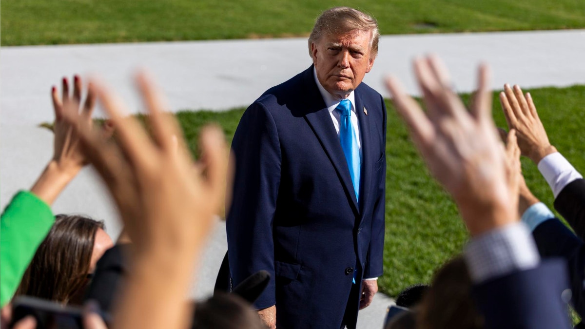 Trump dice que EE. UU. aún analiza posible peste en Rusia y que ayudará "en todo lo posible"