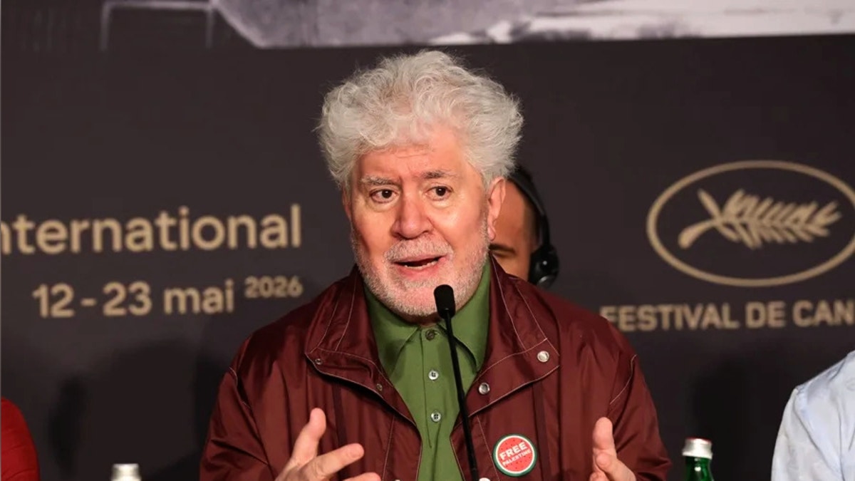 Pedro Almodóvar dice que quiere adaptar al cine 'Peces', una intensa novela lésbica