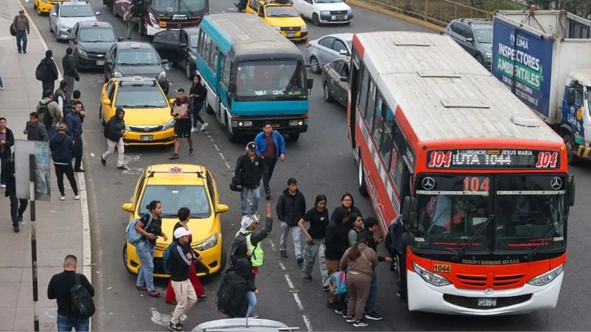 Gremio de transportistas evalúa paro nacional ante incremento de extorsiones