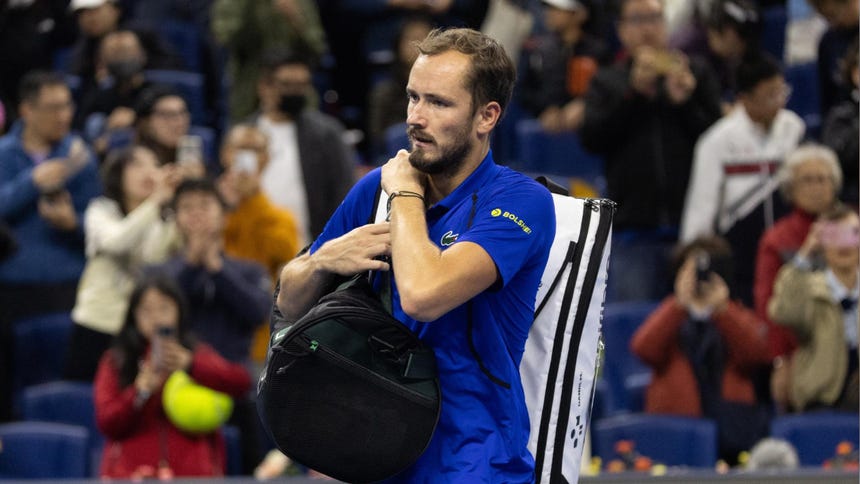 Daniil Medvedev fue descalificado del ATP 500 de Beijing por lanzarle un pelotazo a un espectador [VIDEO]