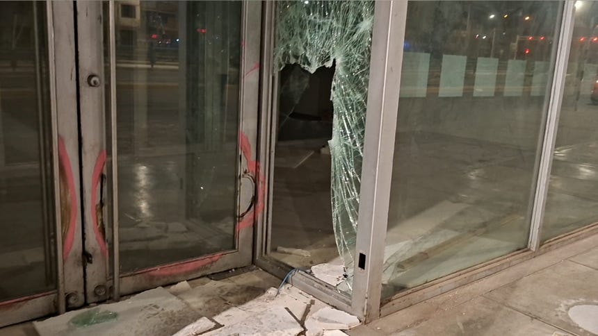 Comas: delincuentes desmantelan local donde funcionó una agencia bancaria