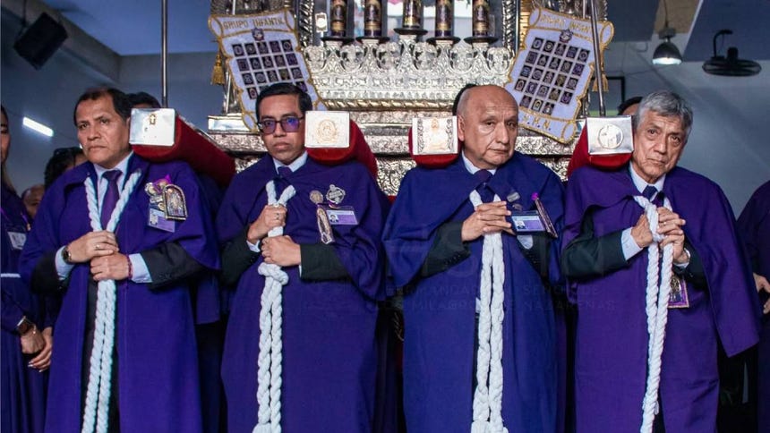 La historia detrás del hábito morado: ¿Cómo nació la tradicional vestimenta del Señor de los Milagros?