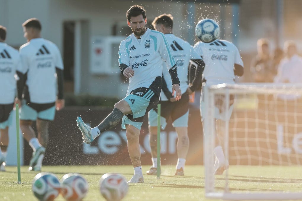 Ante la mirada atenta de la prensa, que pudo presenciar unos minutos de la práctica, el delantero del Inter Miami salió al campo junto al resto del plantel y realizó primero trabajos físicos antes de que apareciera el balón.