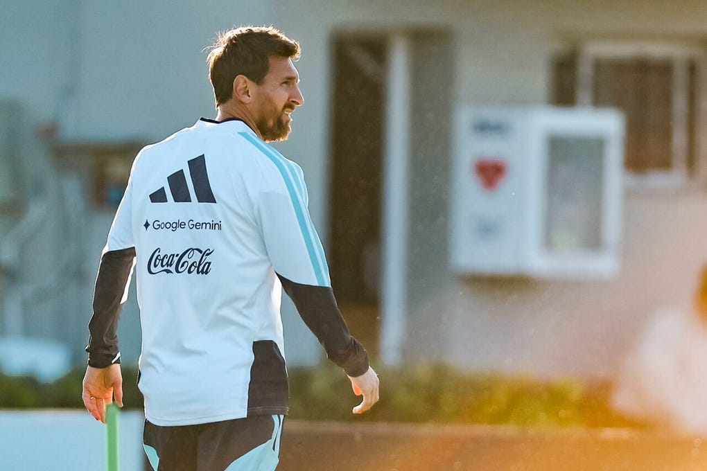 La Pulga anunció el pasado 31 de agosto su retiro de la Albiceleste, con la que debutó en 2005 y conquistó el Mundial Qatar 2022, las Copas América de 2021 y 2024 y la Finalissima de 2022.