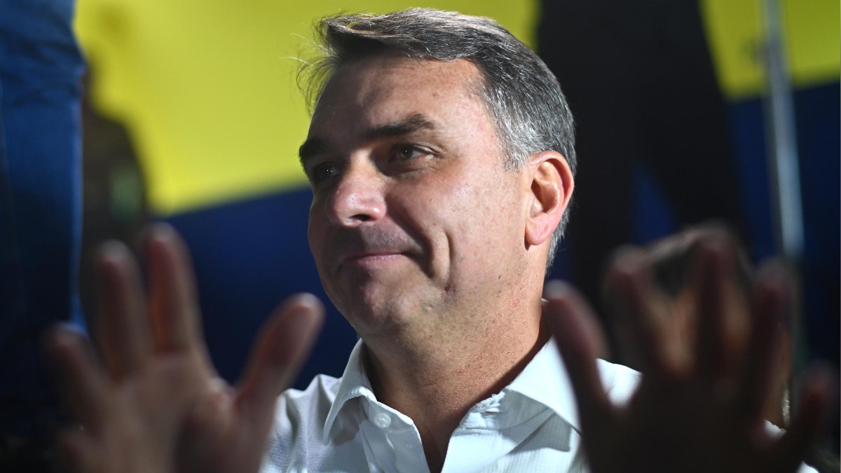 Brasil: Flávio Bolsonaro pretende que su padre le ponga banda presidencial si gana segunda vuelta