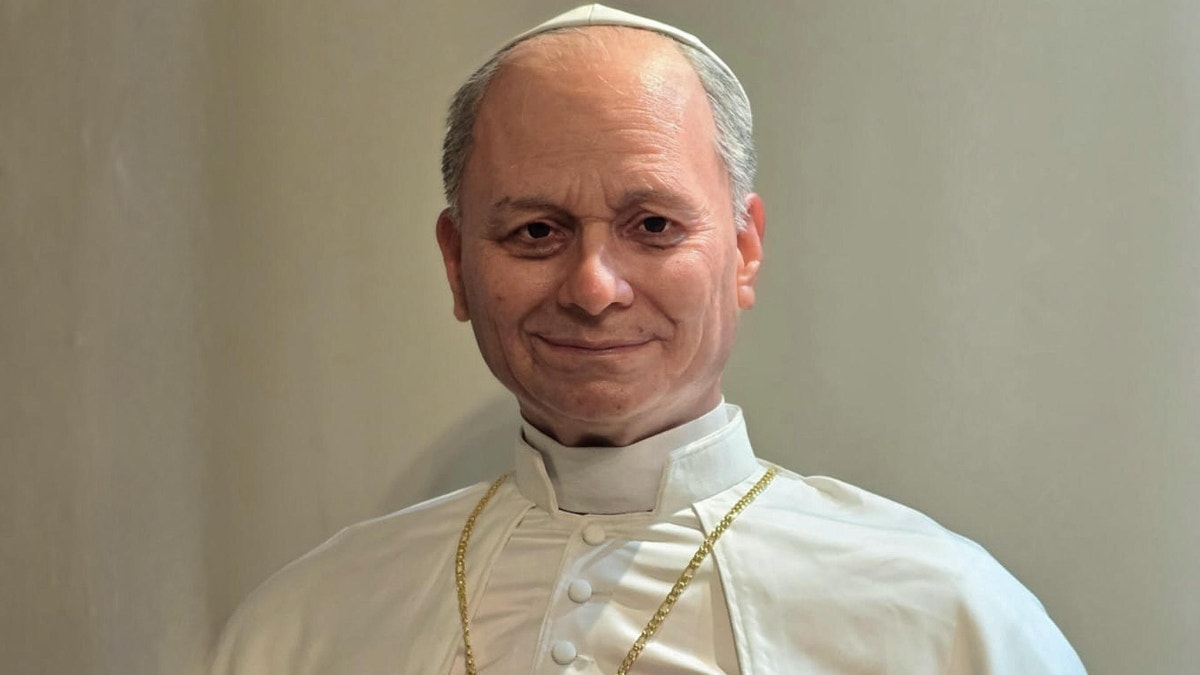 El artista peruano Walt Wizard realizó la primera estatua hiperrealista del papa León XIV