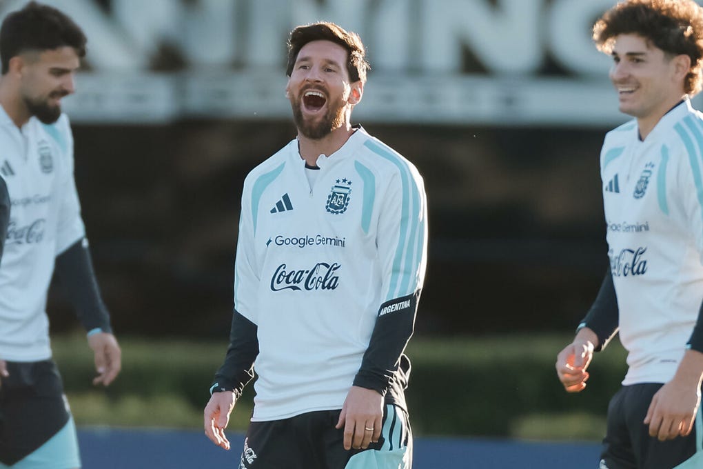 Entre risas, bromas y ejercicios con pelota, Lionel Messi completó este lunes su último entrenamiento con la selección argentina, poco más de 24 horas antes de poner fin a más de dos décadas con la Albiceleste en un amistoso ante Benín.
