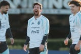 Entre risas, bromas y ejercicios con pelota, Lionel Messi completó este lunes su último entrenamiento con la selección argentina, poco más de 24 horas antes de poner fin a más de dos décadas con la Albiceleste en un amistoso ante Benín.