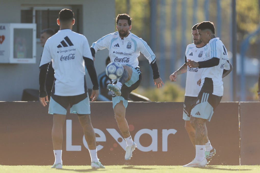 El astro rosarino, de 39 años, fue visto cerca de Rodrigo de Paul, compañero suyo en el Inter Miami y que, junto a Giovani Lo Celso y Nicolás Otamendi, se incorporó a la plantilla después de ausentarse de las goleadas ante Bolivia (4-0) y Burkina Faso (7-0).