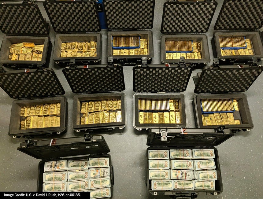 Los lingotes de oro y dinero en efectivo hallados en la residencia del exagente de la CIA.
