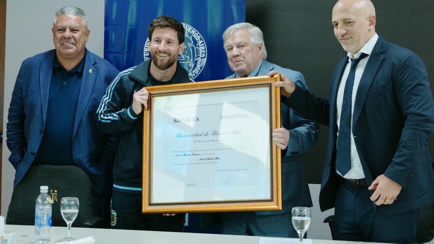 Antes de decir adiós: Lionel Messi recibió Doctorado Honoris Causa previo a su despedida