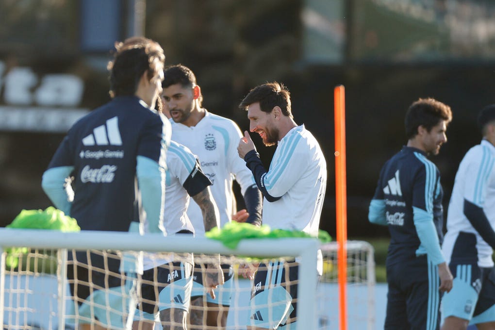 El momento más distendido llegó con uno de los habituales rondos, un ejercicio en espacios reducidos en el que Messi intercambió pases y bromas con sus compañeros, en una escena repetida incontables veces y en incontables estadios durante sus 21 años con la celeste y blanca.