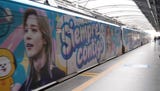 Park Jimin, siempre contigo, es el mensaje que se lee en el tren de esta línea, por la que viajan diariamente unas 600.000 personas. La iniciativa fue una sorpresa organizada por la <strong>ARMY Jimin Perú 13</strong> junto a otras actividades para celebrar no solo la llegada por primera vez de BTS a Perú, sino también las vísperas del cumpleaños de Park, el 13 de octubre.