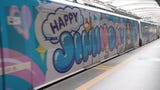Miles de usuarios de la Línea 1 del Metro de Lima se sorprendieron al ver aparecer el tren empapelado en un<strong> collage de fotos del cantante, corazones rosas, estrellas amarillas</strong> y mensajes de felicitación, como parte de las acciones realizadas en Lima por sus armys, nombre que reciben las legiones de fanáticos y fanáticas de BTS.