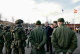 En la tercera y última jornada del viaje de Estado que realizan a Finlandia, el país de la UE que tiene más kilómetros de frontera con Rusia y es, por tanto, uno de los más expuestos a sus amenazas, los reyes se trasladaron desde Helsinki a Rovaniemi, la capital de Laponia, donde Felipe VI y Stubb asistieron a maniobras de F18 en una de las dos alas de caza operativas de la Fuerza Aérea de Finlandia.