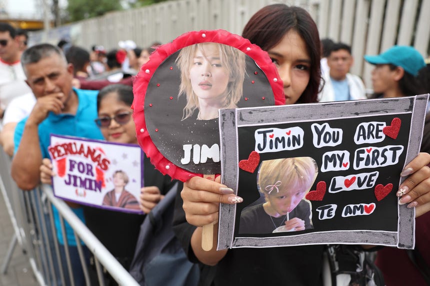 Desde horas de la mañana, cientos de ARMY se reunieron en los alrededores del Estadio San Marcos para asistir al primer concierto de BTS en Perú.
