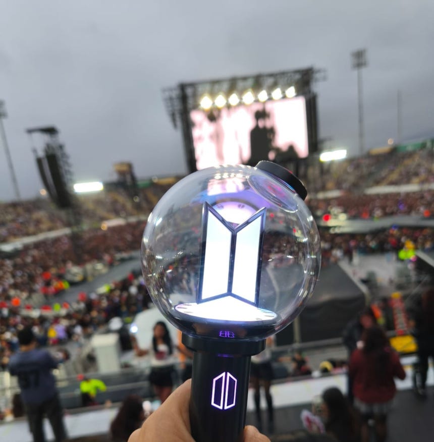 ARMY Bomb es uno de los accesorios tradicionales de las ARMYS, además de ser el lightstick oficial de BTS.