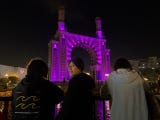 A su vez, el Arco Morisco, una réplica exacta de una donación que hizo España a Perú con motivo del centenario de su independencia en 1921, se ilumina en estas noches de un morado intenso, el color distintivo de BTS, a la vez que en el mismo parque se proyecta un espectáculo lumínico en honor al grupo.