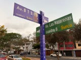 Estas dos iniciativas son parte de la Semana de BTS promovida por el distrito limeño de Surco en torno al Parque de la Amistad, donde las armys peruanas han acudido en masa para fotografiarse en el poste de color morado de la calle temporalmente llamada BTS y del Arco Morisco.